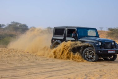 Pushkar, Rajasthan, Hindistan - 25 Kasım 2023: Pushkar 'ın Thar çölünde maceralı araba yarışı için 4 * 4 çingene. 