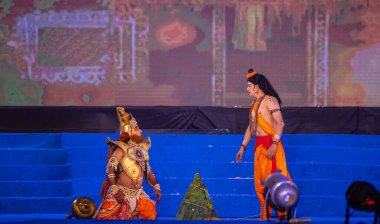 Gaziabad, Uttar Pradesh, Hindistan - 23 Ekim 2023: Ramlila 'da Alacakaranlık Festivali sırasında kutsal kitap ramayana karakterlerini oynayan bir erkek sanatçının portresi.