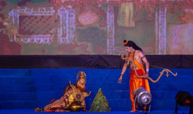 Gaziabad, Uttar Pradesh, Hindistan - 23 Ekim 2023: Ramlila 'da Alacakaranlık Festivali sırasında kutsal kitap ramayana karakterlerini oynayan bir erkek sanatçının portresi.