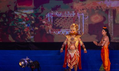 Gaziabad, Uttar Pradesh, Hindistan - 23 Ekim 2023: Ramlila 'da Alacakaranlık Festivali sırasında kutsal kitap ramayana karakterlerini oynayan bir erkek sanatçının portresi.