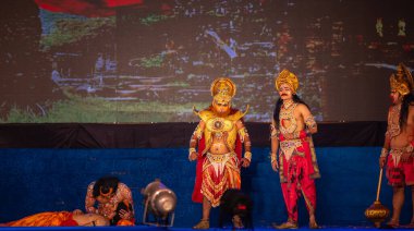 Gaziabad, Uttar Pradesh, Hindistan - 23 Ekim 2023: Ramlila 'da Alacakaranlık Festivali sırasında kutsal kitap ramayana karakterlerini oynayan bir erkek sanatçının portresi.