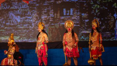 Gaziabad, Uttar Pradesh, Hindistan - 23 Ekim 2023: Ramlila 'da Alacakaranlık Festivali sırasında kutsal kitap ramayana karakterlerini oynayan bir erkek sanatçının portresi.