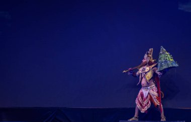 Gaziabad, Uttar Pradesh, Hindistan - 23 Ekim 2023: Dussehra festivali sırasında Ramlila 'da Hindu tanrı Hanuman karakterini canlandıran bir erkek sanatçının portresi.
