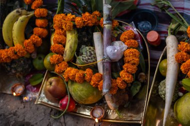 Chhas festivalinde Hindu güneş tanrısı için meyveli kutsal hediyeler. Chhas Puja, Hindistan 'ın Bihar, Jharkhand, Uttar Pradesh ve Nepal eyaletlerinde düzenlenen önemli bir Hint festivali..