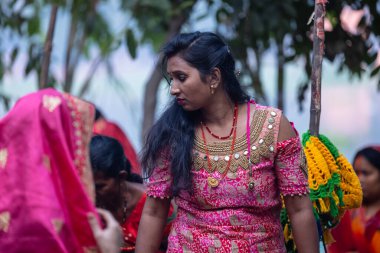 Gaziabad, Uttar Pradesh, Hindistan - 19 Kasım 2023: Chhas Puja, bir grup Hintli kadın geleneksel etnik kıyafetlerle chhas puja ayinlerini gerçekleştirmek için ayaktalar.