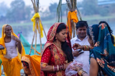 Gaziabad, Uttar Pradesh, Hindistan - 19 Kasım 2023: Chhas Puja, Hintli kadınlar sindur khela ayini yapıyorlar. Evli kadınlar bu ritüeli Chhas 'a yaparlar.. 