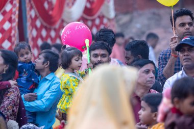 Gaziabad, Uttar Pradesh, Hindistan - 19 Kasım 2023: Chhas Puja, bir grup Hintli, geleneksel etnik kıyafetlerle chhas puja ayinini gerçekleştirmek için ayaktalar..
