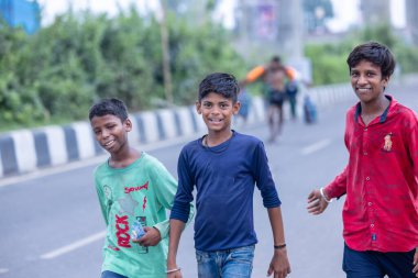 Gaziabad, Uttar Pradesh, Hindistan - 31 Temmuz 2024: Sawan Shivratri sırasında çıplak ayakla Kanwar Yatra 'yı icra eden Hindu çocuk hacıların portresi ve Hindu tanrısı Shiva' ya ibadet etmek için kutsal Ganga suyu taşımak. 