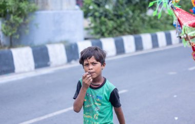 Gaziabad, Uttar Pradesh, Hindistan - 31 Temmuz 2024: Sawan Shivratri sırasında çıplak ayakla Kanwar Yatra 'yı seslendiren Hindu çocuk hacıların portresi ve Hindu tanrısı Shiva' ya ibadet etmek için kutsal Ganga suyu taşımak.