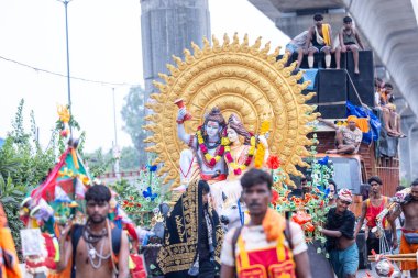 Gaziabad, Uttar Pradesh, Hindistan - 31 Temmuz 2024: Sawan Shivratri sırasında çıplak ayakla Kanwar Yatra 'yı seslendiren Hindu hacıların portresi ve Hindu tanrısı Shiva' ya ibadet etmek için kutsal Ganga suyu taşımak.