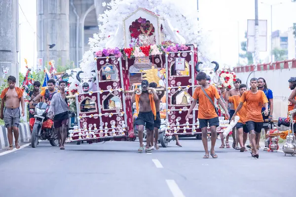 Gaziabad, Uttar Pradesh, Hindistan - 31 Temmuz 2024: Sawan Shivratri sırasında çıplak ayakla Kanwar Yatra 'yı seslendiren Hindu hacıların portresi ve Hindu tanrısı Shiva' ya ibadet etmek için kutsal Ganga suyu taşımak.