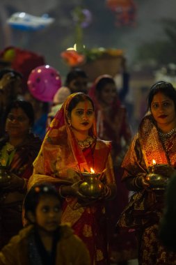 Gaziabad, Uttar Pradesh, Hindistan - 19 Kasım 2023: Hindu tanrısı Krishna ve tanrıça Radha gibi giyinmiş sanatçıların portresi.