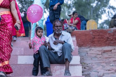 Chhas Puja, Chhas puja nehir kıyısında geleneksel etnik kıyafetler içinde.