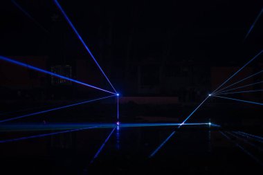 Gaziabad, Uttar Pradesh, Hindistan - 19 Kasım 2023: Chhas Puja kutlamaları sırasında Hindon nehrinin yanında akşam vakti lazer ışığı gösterisi.