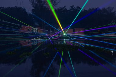 Gaziabad, Uttar Pradesh, Hindistan - 19 Kasım 2023: Chhas Puja kutlamaları sırasında Hindon nehrinin yanında akşam vakti lazer ışığı gösterisi.