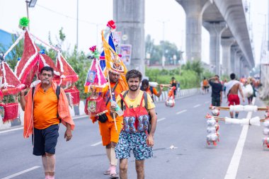 Gaziabad, Uttar Pradesh, Hindistan - 31 Ağustos 2024: Sawan shivratri sırasında çıplak ayakla Kanwar yatra yapan Hindu hacıların portresi.
