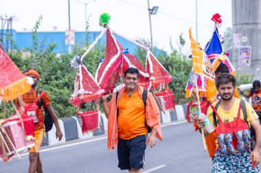 Gaziabad, Uttar Pradesh, Hindistan - 31 Ağustos 2024: Sawan shivratri sırasında çıplak ayakla Kanwar yatra yapan Hindu hacıların portresi.