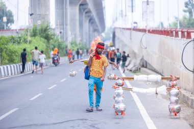 Gaziabad, Uttar Pradesh, Hindistan - 31 Ağustos 2024: Sawan shivratri sırasında çıplak ayakla Kanwar yatra yapan Hindu hacıların portresi.