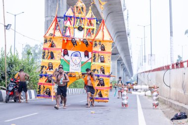 Gaziabad, Uttar Pradesh, Hindistan - 31 Ağustos 2024: Sawan shivratri sırasında çıplak ayakla Kanwar yatra yapan Hindu hacıların portresi.
