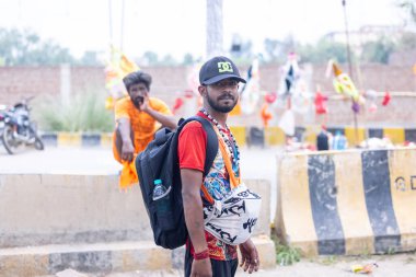 Gaziabad, Uttar Pradesh, Hindistan - 31 Ağustos 2024: Sawan shivratri sırasında çıplak ayakla Kanwar yatra yapan Hindu hacıların portresi.