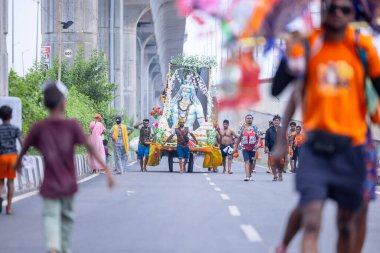 Gaziabad, Uttar Pradesh, Hindistan - 31 Ağustos 2024: Sawan shivratri sırasında çıplak ayakla Kanwar yatra yapan Hindu hacıların portresi.