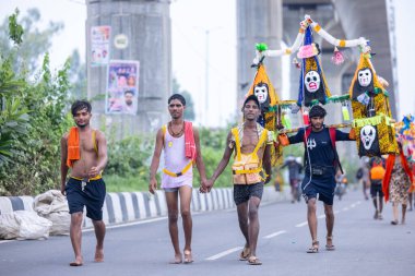 Gaziabad, Uttar Pradesh, Hindistan - 31 Ağustos 2024: Sawan shivratri sırasında çıplak ayakla Kanwar yatra yapan Hindu hacıların portresi.