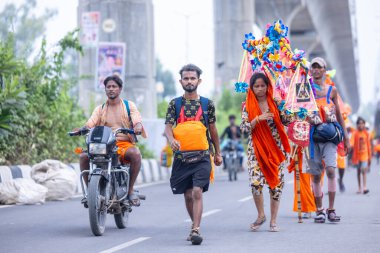 Gaziabad, Uttar Pradesh, Hindistan - 31 Ağustos 2024: Sawan shivratri sırasında çıplak ayakla Kanwar yatra yapan Hindu hacıların portresi.