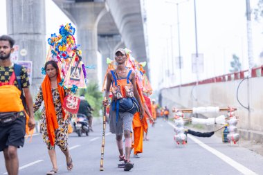 Gaziabad, Uttar Pradesh, Hindistan - 31 Ağustos 2024: Sawan shivratri sırasında çıplak ayakla Kanwar yatra yapan Hindu hacıların portresi.