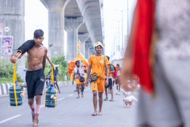 Gaziabad, Uttar Pradesh, Hindistan - 31 Ağustos 2024: Sawan shivratri sırasında çıplak ayakla Kanwar yatra yapan Hindu hacıların portresi.