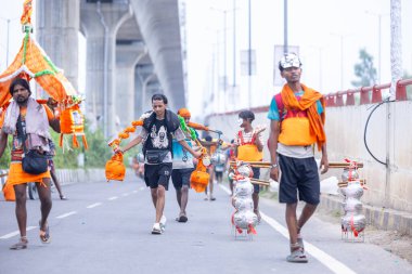 Gaziabad, Uttar Pradesh, Hindistan - 31 Ağustos 2024: Sawan shivratri sırasında çıplak ayakla Kanwar yatra yapan Hindu hacıların portresi.
