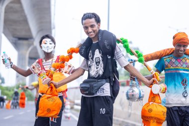 Gaziabad, Uttar Pradesh, Hindistan - 31 Ağustos 2024: Sawan shivratri sırasında çıplak ayakla Kanwar yatra yapan Hindu hacıların portresi.