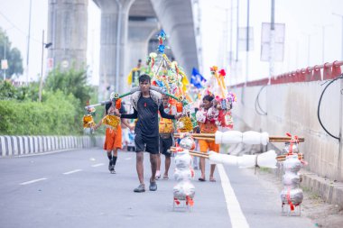 Gaziabad, Uttar Pradesh, Hindistan - 31 Ağustos 2024: Sawan shivratri sırasında çıplak ayakla Kanwar yatra yapan Hindu hacıların portresi.