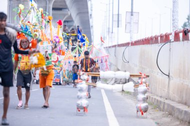 Gaziabad, Uttar Pradesh, Hindistan - 31 Ağustos 2024: Sawan shivratri sırasında çıplak ayakla Kanwar yatra yapan Hindu hacıların portresi.