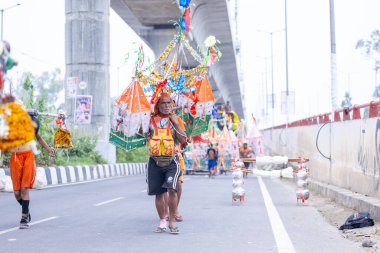 Gaziabad, Uttar Pradesh, Hindistan - 31 Ağustos 2024: Sawan shivratri sırasında çıplak ayakla Kanwar yatra yapan Hindu hacıların portresi.