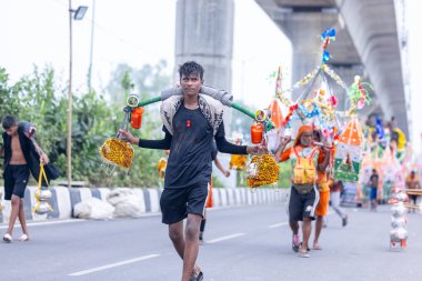 Gaziabad, Uttar Pradesh, Hindistan - 31 Ağustos 2024: Sawan shivratri sırasında çıplak ayakla Kanwar yatra yapan Hindu hacıların portresi.