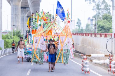 Gaziabad, Uttar Pradesh, Hindistan - 31 Ağustos 2024: Sawan shivratri sırasında çıplak ayakla Kanwar yatra yapan Hindu hacıların portresi.