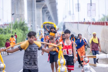 Gaziabad, Uttar Pradesh, Hindistan - 31 Ağustos 2024: Sawan shivratri sırasında çıplak ayakla Kanwar yatra yapan Hindu hacıların portresi.