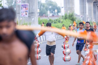 Gaziabad, Uttar Pradesh, Hindistan - 31 Ağustos 2024: Sawan shivratri sırasında çıplak ayakla Kanwar yatra yapan Hindu hacıların portresi.