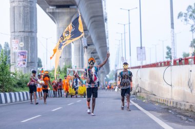 Gaziabad, Uttar Pradesh, Hindistan - 31 Ağustos 2024: Sawan shivratri sırasında çıplak ayakla Kanwar yatra yapan Hindu hacıların portresi.