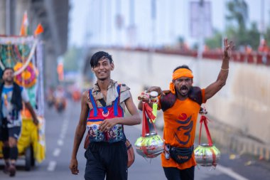 Gaziabad, Uttar Pradesh, Hindistan - 31 Ağustos 2024: Sawan shivratri sırasında çıplak ayakla Kanwar yatra yapan Hindu hacıların portresi.