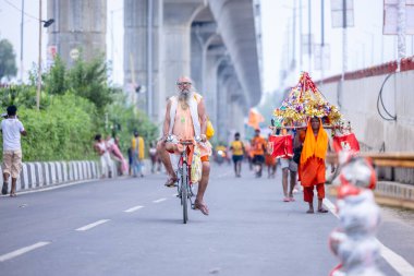 Gaziabad, Uttar Pradesh, Hindistan - 31 Ağustos 2024: Sawan shivratri sırasında çıplak ayakla Kanwar yatra yapan Hindu hacıların portresi.