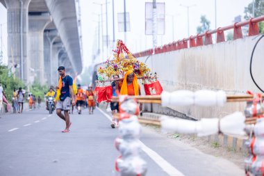 Gaziabad, Uttar Pradesh, Hindistan - 31 Ağustos 2024: Sawan shivratri sırasında çıplak ayakla Kanwar yatra yapan Hindu hacıların portresi.