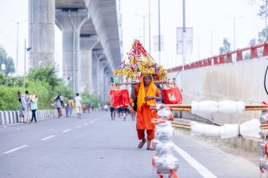 Gaziabad, Uttar Pradesh, Hindistan - 31 Ağustos 2024: Sawan shivratri sırasında çıplak ayakla Kanwar yatra yapan Hindu hacıların portresi.