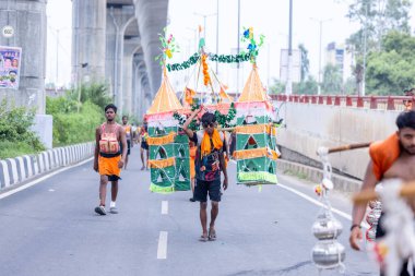 Gaziabad, Uttar Pradesh, Hindistan - 31 Ağustos 2024: Sawan shivratri sırasında çıplak ayakla Kanwar yatra yapan Hindu hacıların portresi.