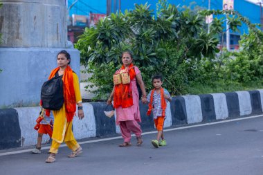 Gaziabad, Uttar Pradesh, Hindistan - 31 Ağustos 2024: Sawan shivratri sırasında çıplak ayakla Kanwar yatra yapan Hindu hacıların portresi.