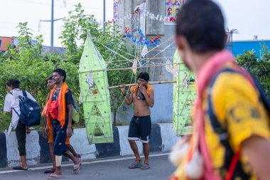 Gaziabad, Uttar Pradesh, Hindistan - 31 Ağustos 2024: Sawan shivratri sırasında çıplak ayakla Kanwar yatra yapan Hindu hacıların portresi.