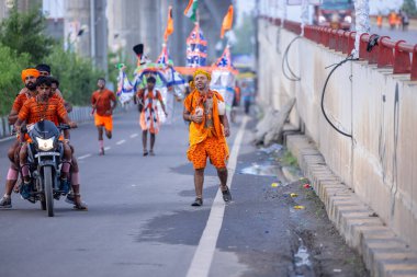 Gaziabad, Uttar Pradesh, Hindistan - 31 Ağustos 2024: Sawan shivratri sırasında çıplak ayakla Kanwar yatra yapan Hindu hacıların portresi.
