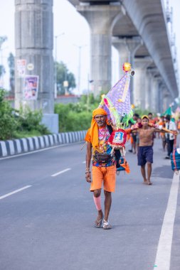 Gaziabad, Uttar Pradesh, Hindistan - 31 Ağustos 2024: Sawan shivratri sırasında çıplak ayakla Kanwar yatra yapan Hindu hacıların portresi.