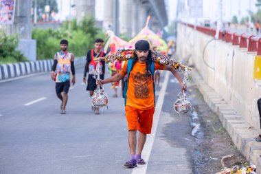 Gaziabad, Uttar Pradesh, Hindistan - 31 Ağustos 2024: Sawan shivratri sırasında çıplak ayakla Kanwar yatra yapan Hindu hacıların portresi.