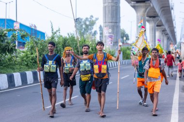 Gaziabad, Uttar Pradesh, Hindistan - 31 Ağustos 2024: Sawan shivratri sırasında çıplak ayakla Kanwar yatra yapan Hindu hacıların portresi.